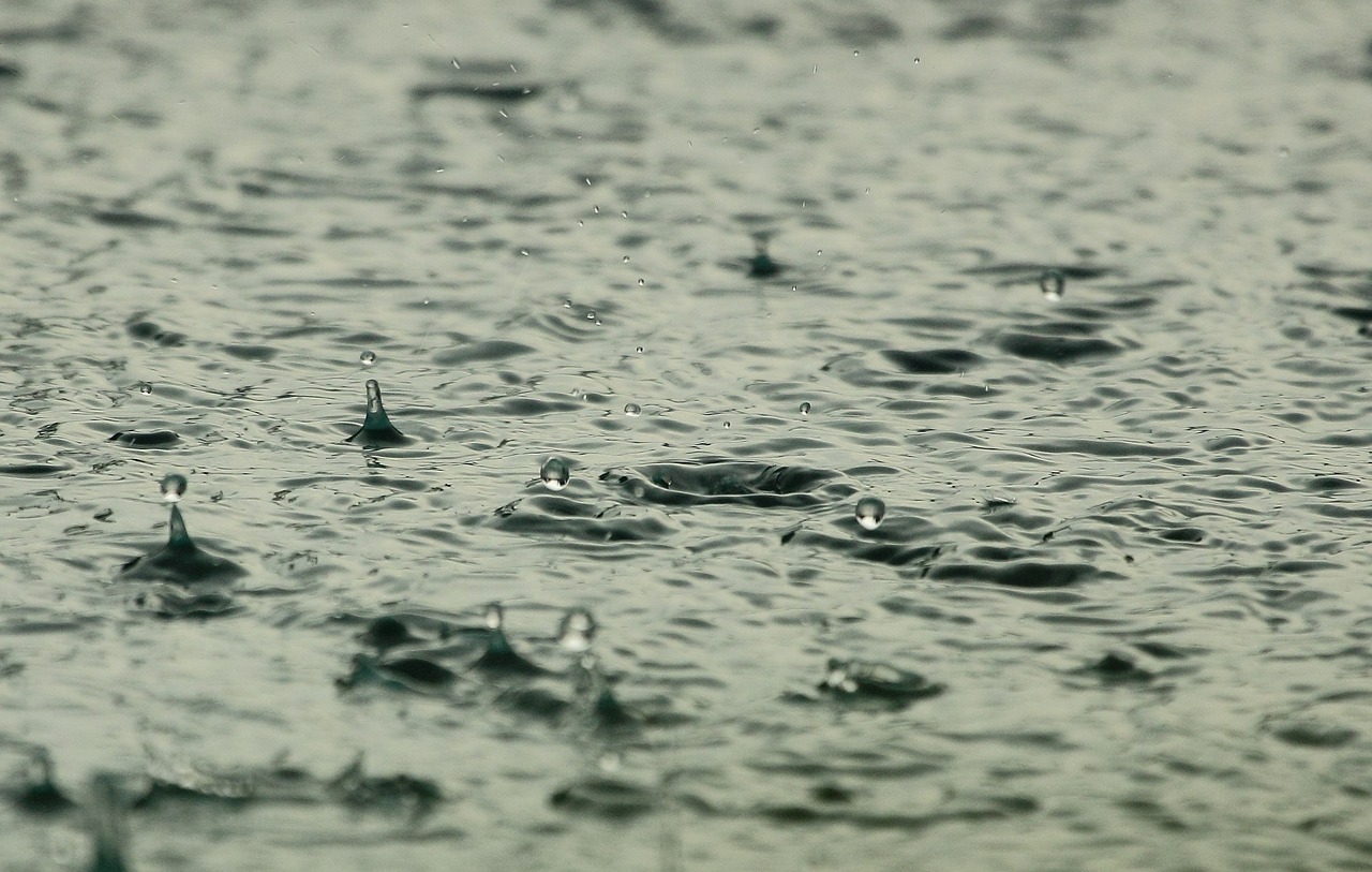 water raindrops raining wet liquid 815271